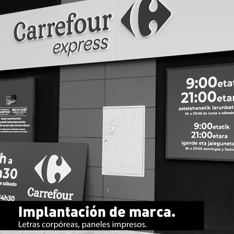 Letras corpóreas y paneles impresos Carrefour